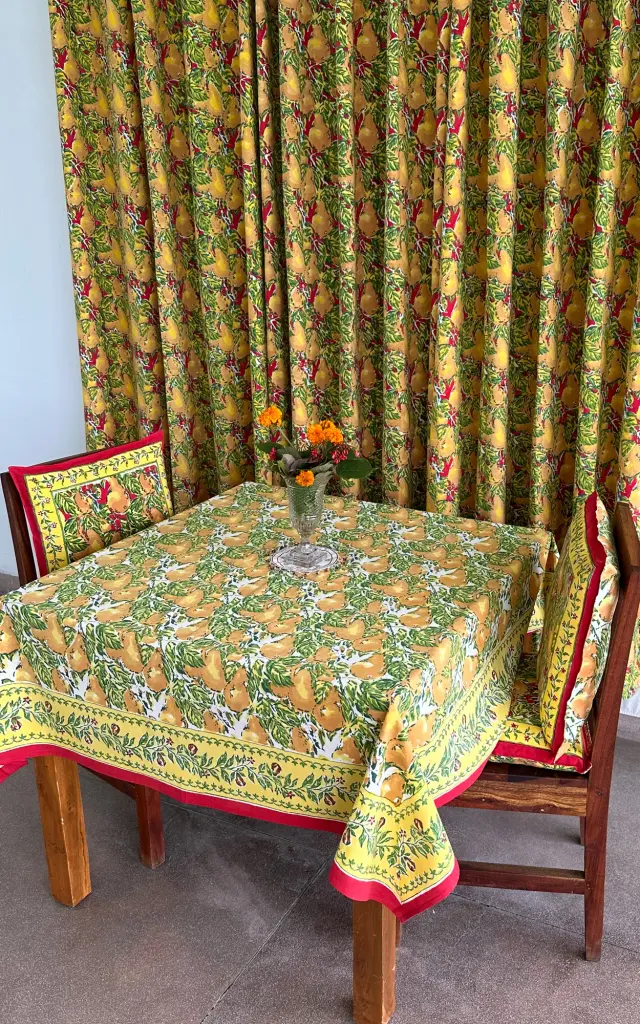 TABLE CLOTH SQUARE -150X150 CMS