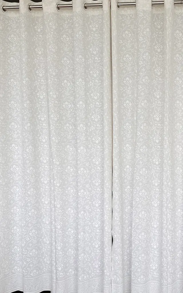 CURTAIN WITH RINGS