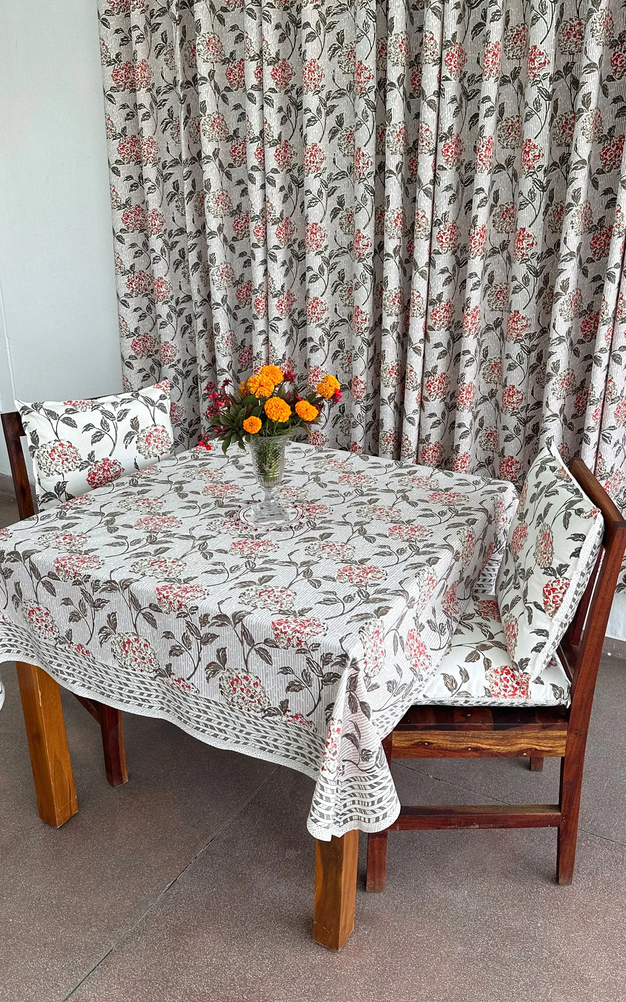 TABLE CLOTH SQUARE -150X150 CMS