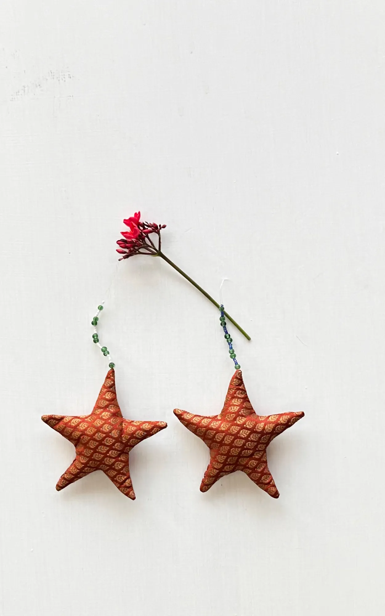 CHRISTMAS HANGING STAR SET OF 2