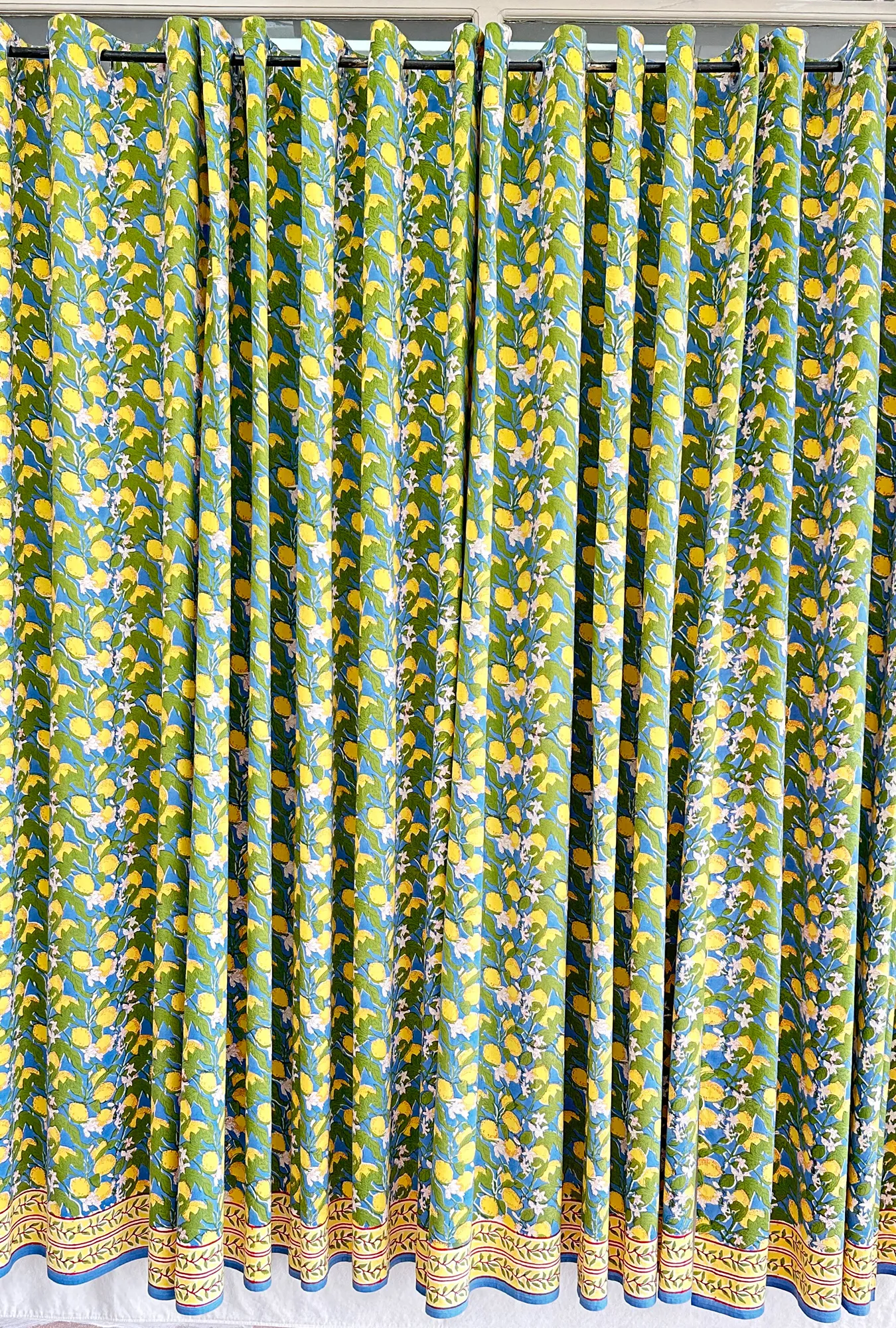 CURTAIN WITH RINGS