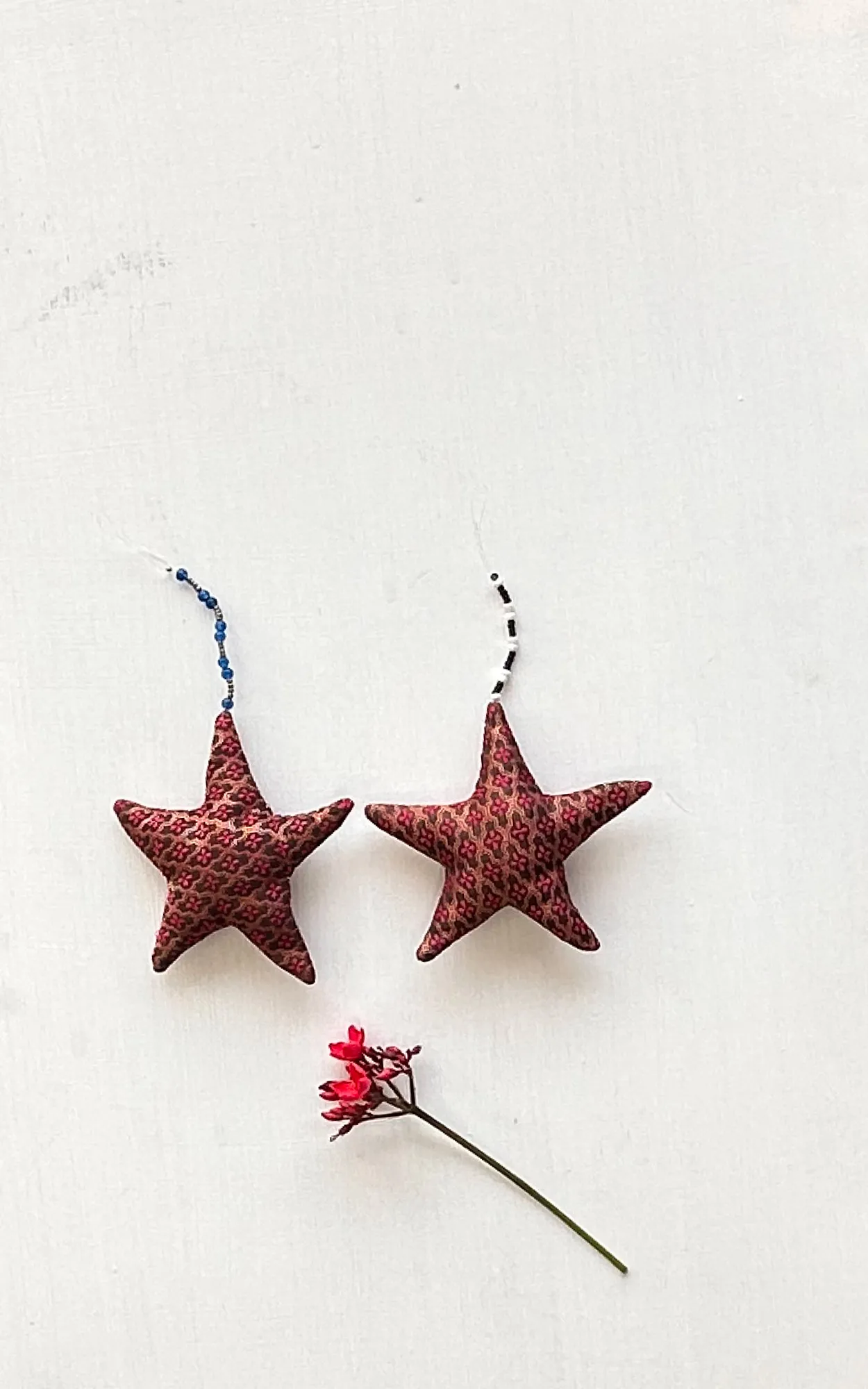 CHRISTMAS HANGING STAR SET OF 2