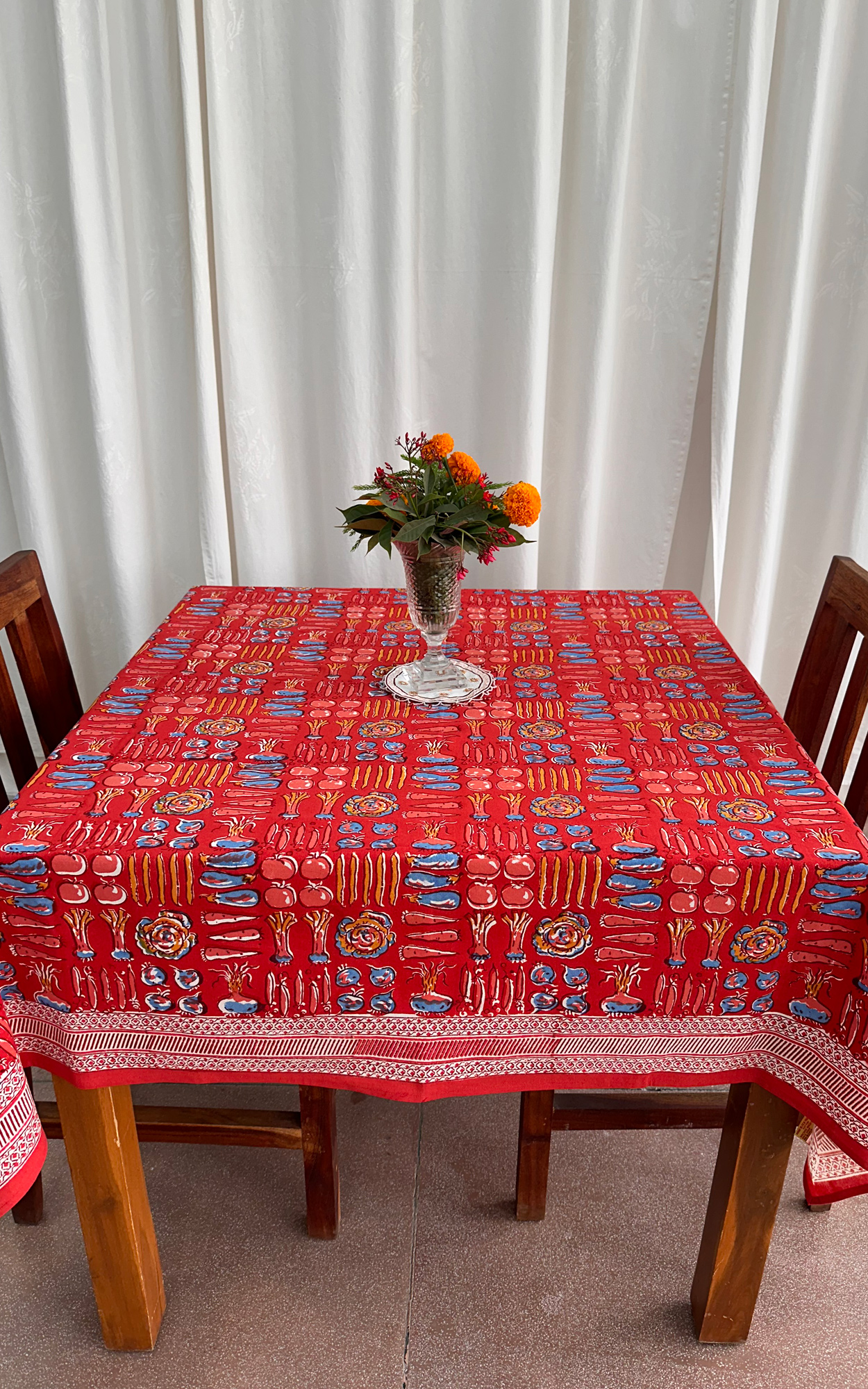 TABLE CLOTH SQUARE -150X150 CMS