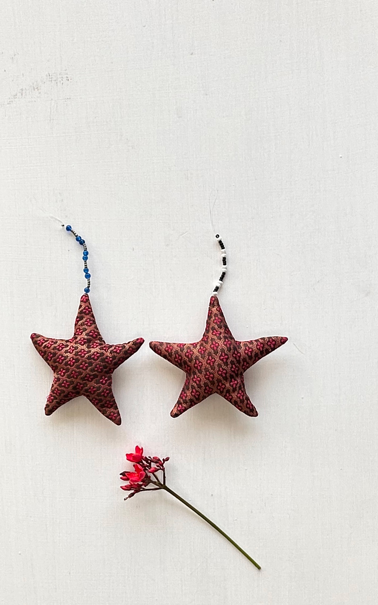 CHRISTMAS HANGING STAR SET OF 2