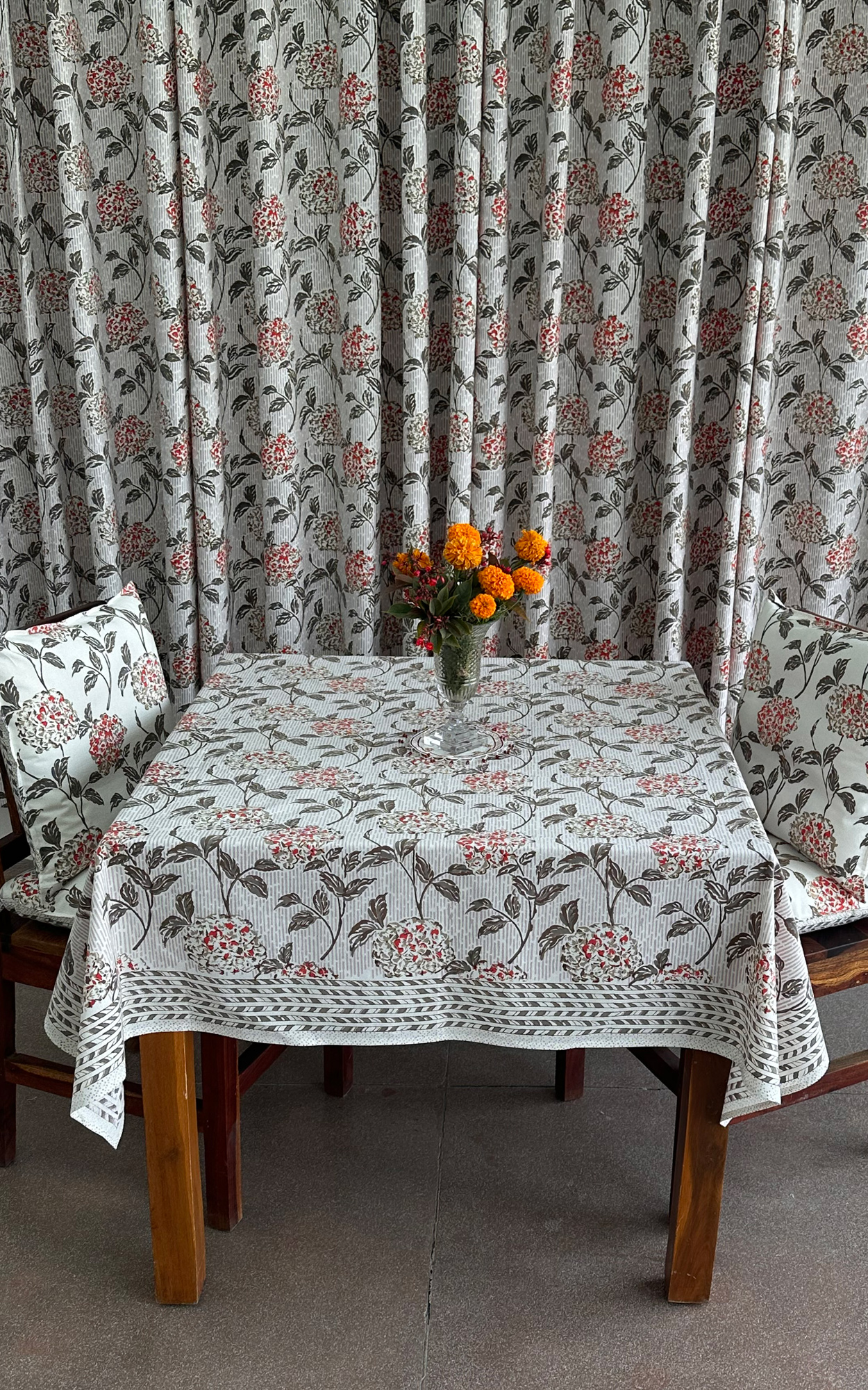 TABLE CLOTH SQUARE -150X150 CMS