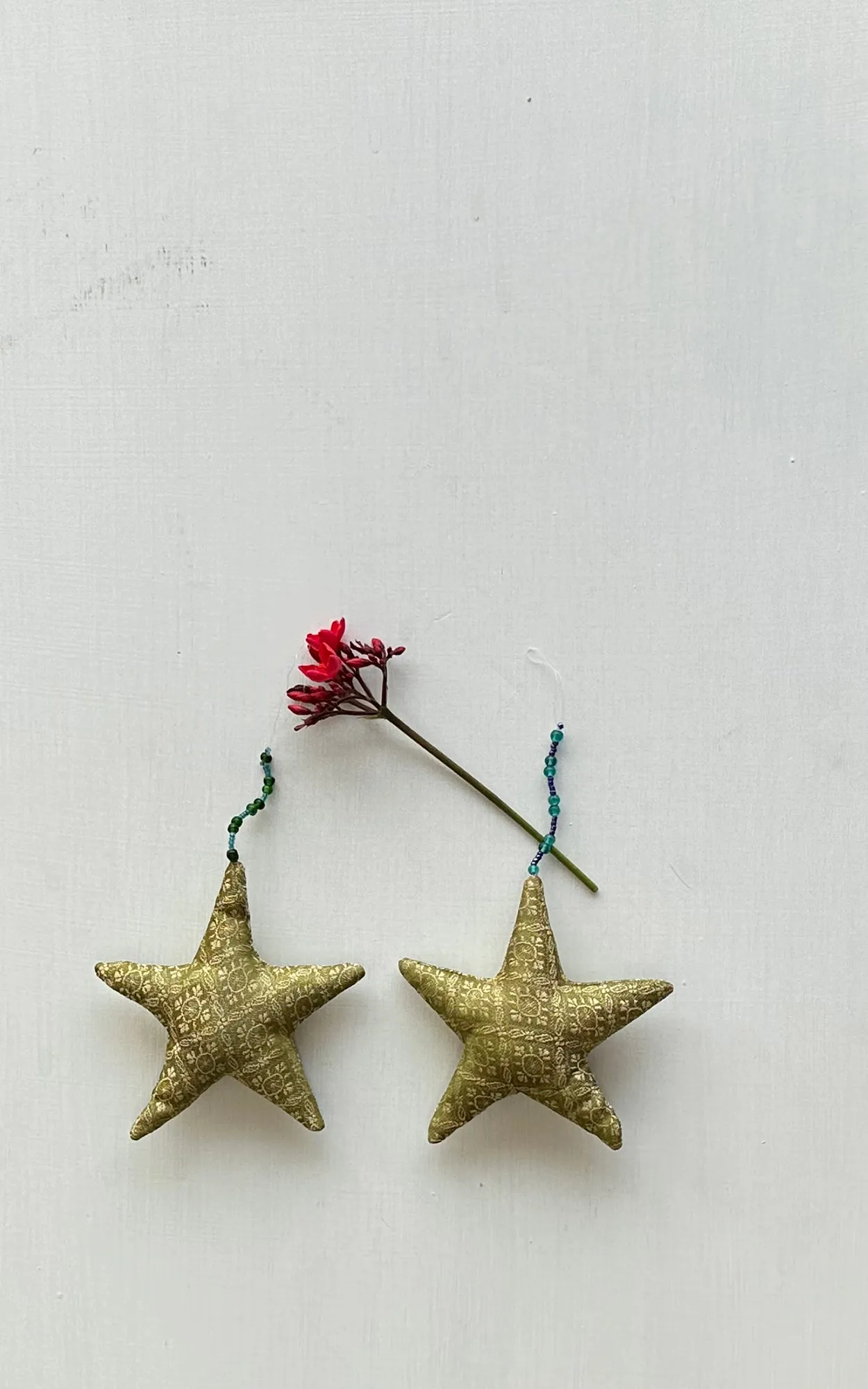 CHRISTMAS HANGING STAR SET OF 2